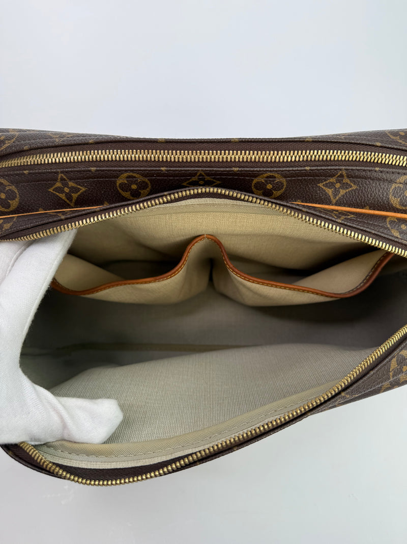 Louis Vuitton GM Monogram Reporter Bag